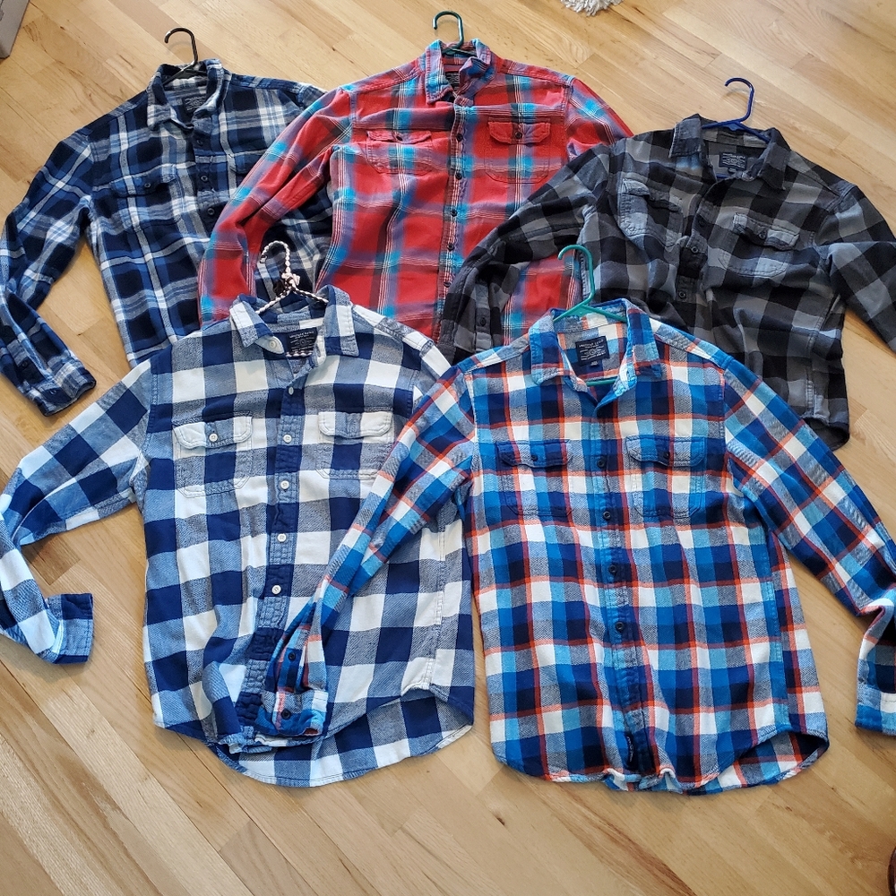 Lot of 5 American Eagle Men's Size Medium Flannel Shirts.